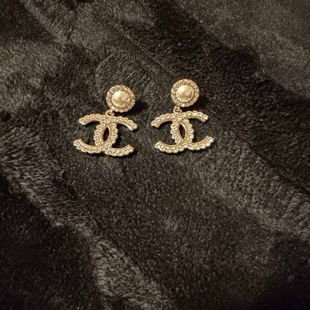 CHANEL Pearl and Crystal Earrings - Picture 2 of 6